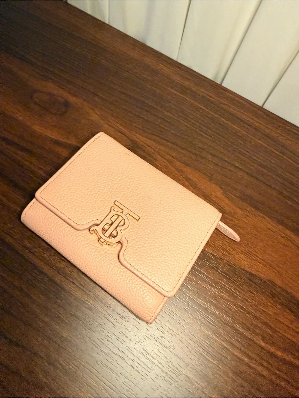 Burberry compact pebbled